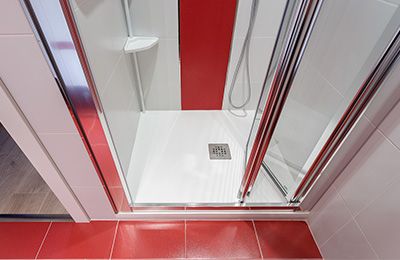 ¿Quieres modernizar tu cuarto de baño? Cambiar bañera por plato de ducha
